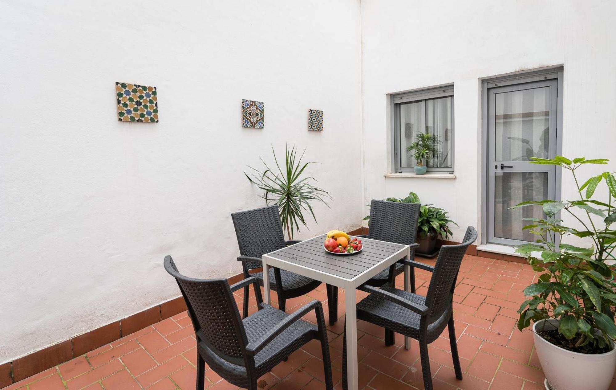 Apartamento Triana Deluxe Con Patio Privado เซบีญา ภายนอก รูปภาพ