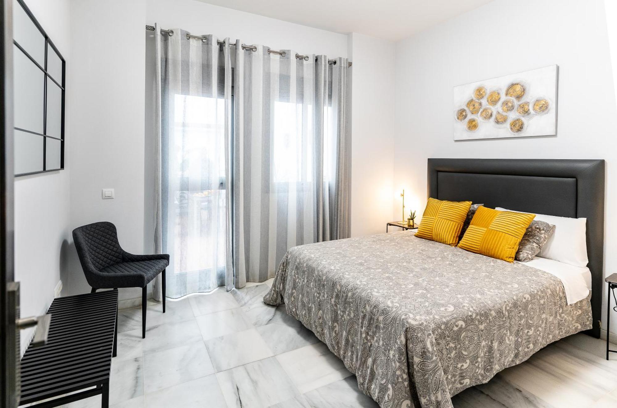 Apartamento Triana Deluxe Con Patio Privado เซบีญา ภายนอก รูปภาพ