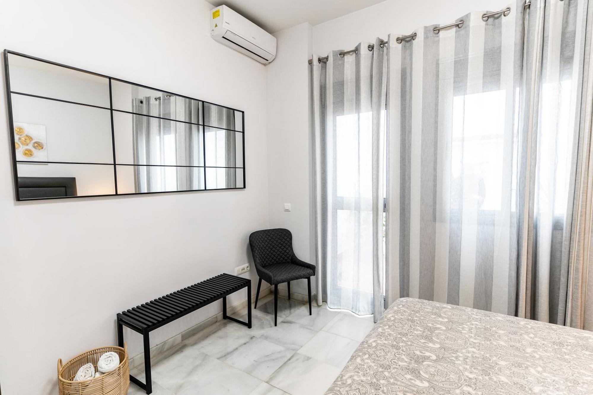 Apartamento Triana Deluxe Con Patio Privado เซบีญา ภายนอก รูปภาพ