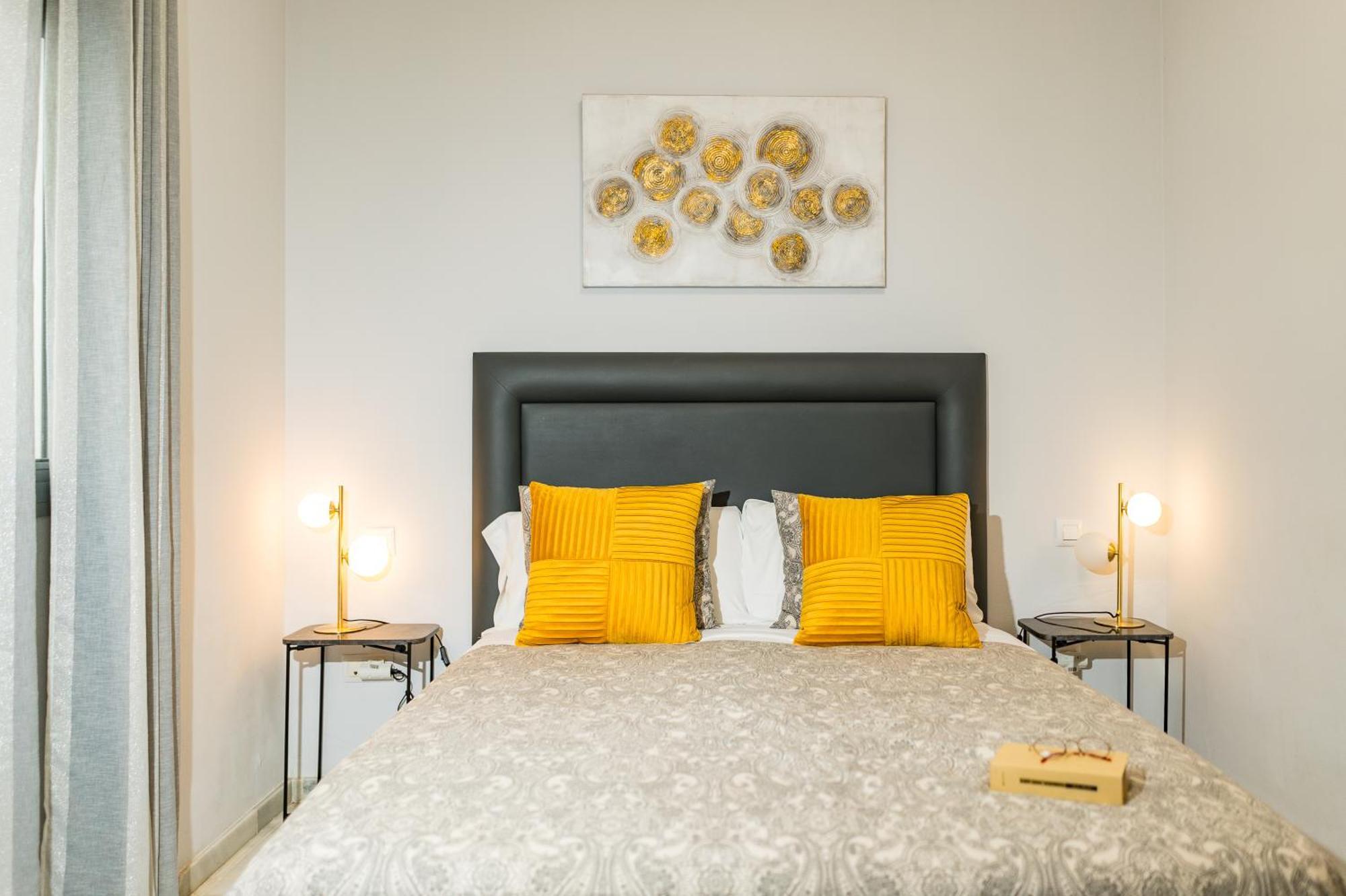 Apartamento Triana Deluxe Con Patio Privado เซบีญา ภายนอก รูปภาพ